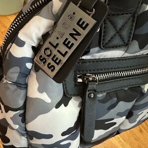 Sol and Selene black/gray camo puffer bag over shoulder

Near perfect condition.